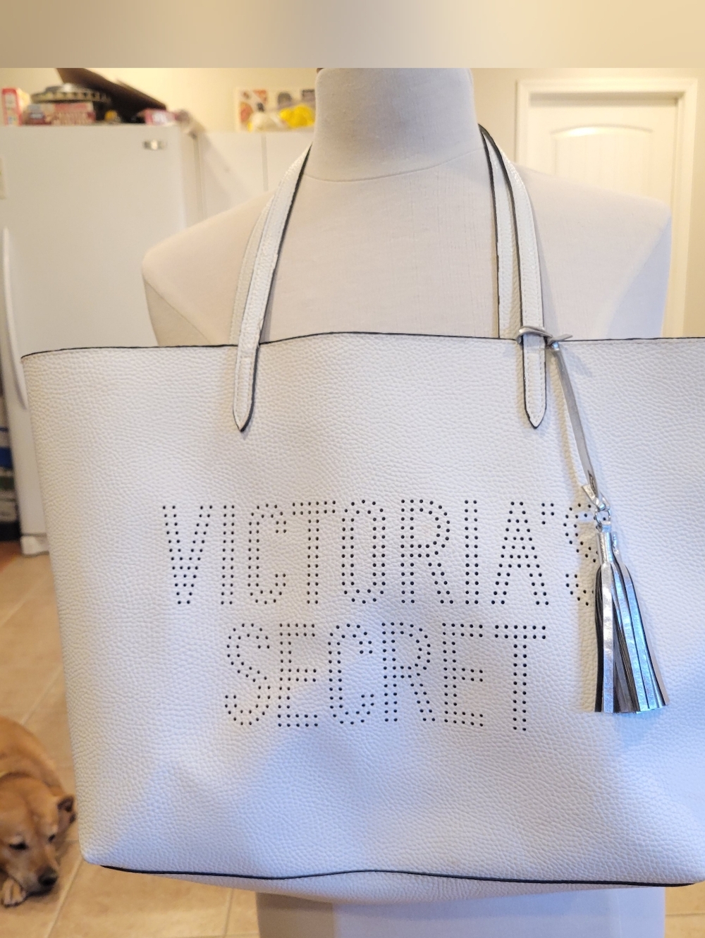 👒EUC~ VICTORIA'S SECRET PERFORATED LOGO TOTE WITH TASSLE